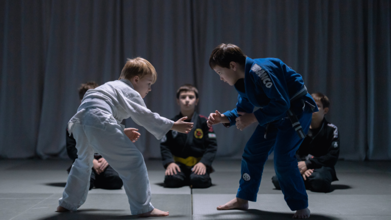 Zawodnik sportów walki podczas przygotowania motorycznego pod MMA i BJJ w Szczecinie, zapobiegającego kontuzjom barku i kolana.